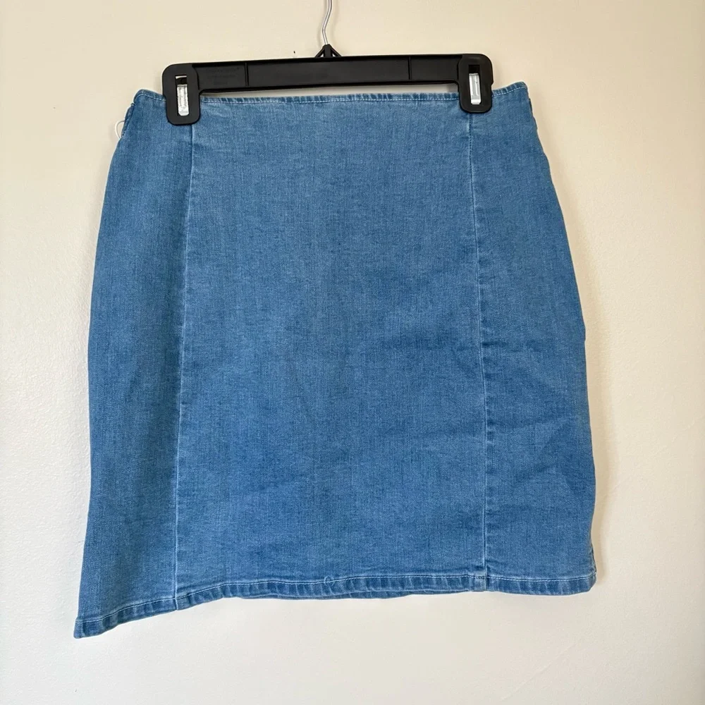DAVI & DANI Denim Mini Skirt Size Medium - Picture 9 of 10